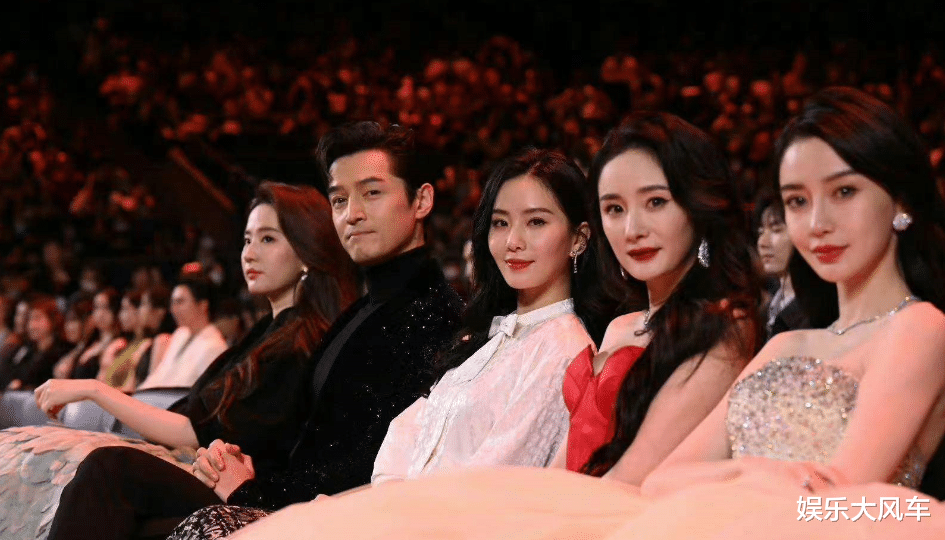 唐嫣|唐嫣迟到事件再发酵!疑似得罪多位合作方,频繁被撤热搜引人担忧