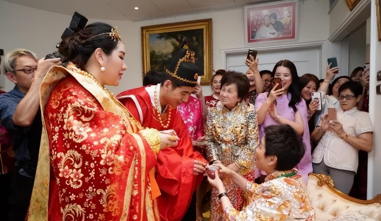 何超莲|赌王四房吃相有多难看?婚礼当天蹭何超莲热度,姑嫂两合体出面添堵