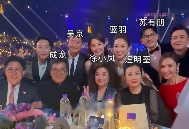 74岁徐小凤广州演出“翻车”,“假唱”遭粉丝实锤,原因曝光