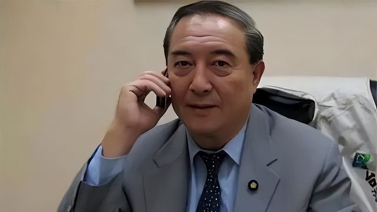 他曾侮辱舒淇，枪逼刘德华，害死古龙，最终却栽在亲生女儿身上