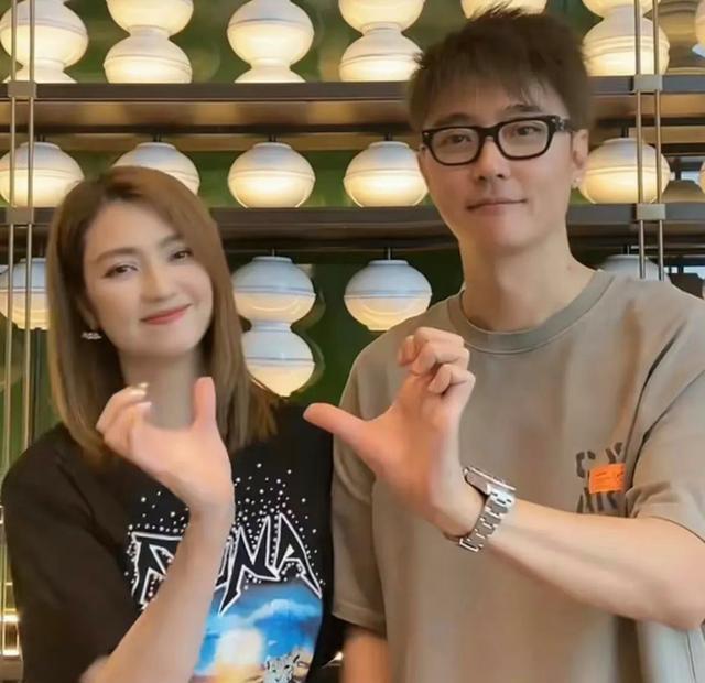 洪欣张丹峰狂秀恩爱,如胶似漆像是热恋期,直播卖内衣2万人捧场