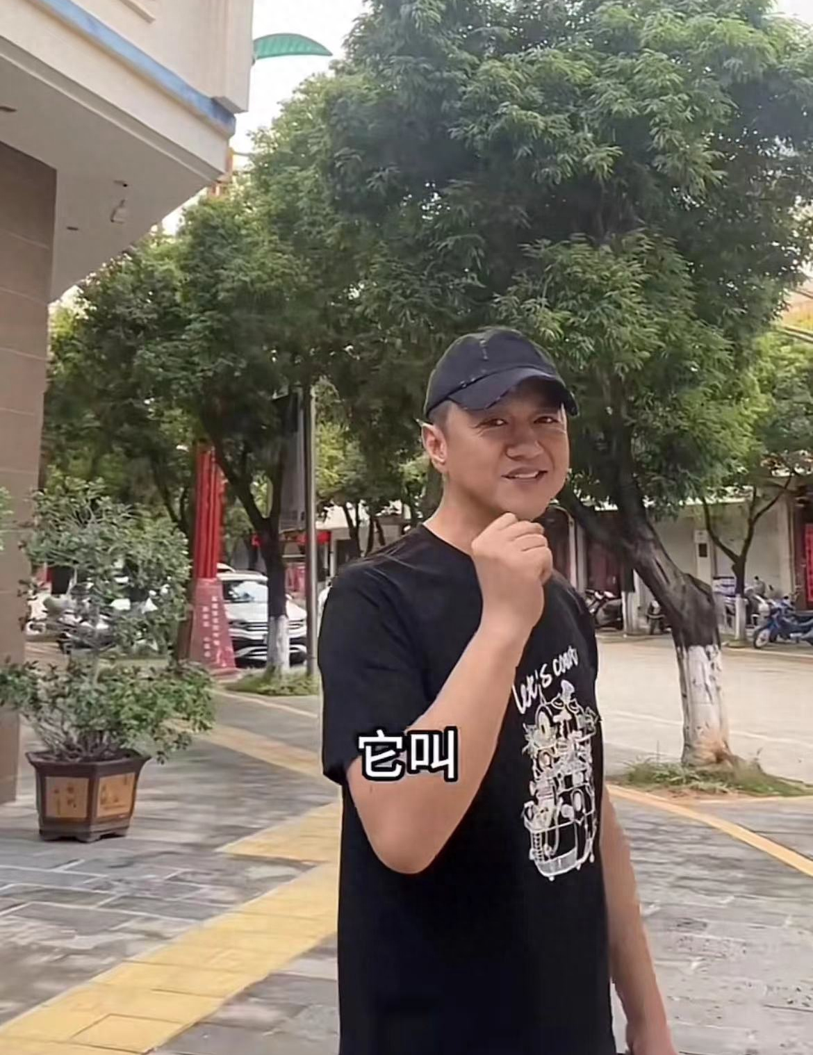 52岁李亚鹏现身云南小县城!吃8元快餐接地气,蹲路边吃面没桌子