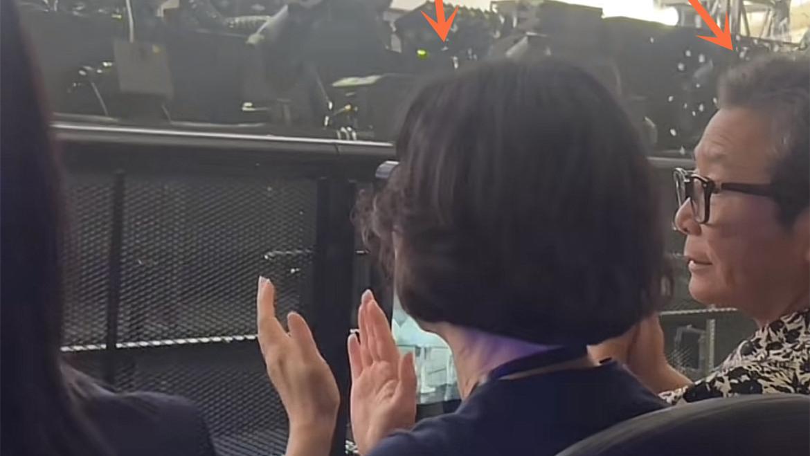 何超琼携密友俞琤看演唱会！稳坐第一排耳语不断，在一起已达13年