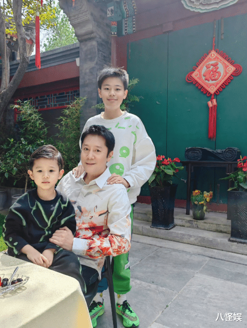 55岁蔡国庆晒父子玩雪照被疑有三胎，小宝宝自带微笑唇，颜值超高