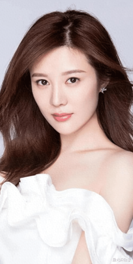 她出道靠着姑父走红,姑父另结新欢后,便彻底沦为了18线演员