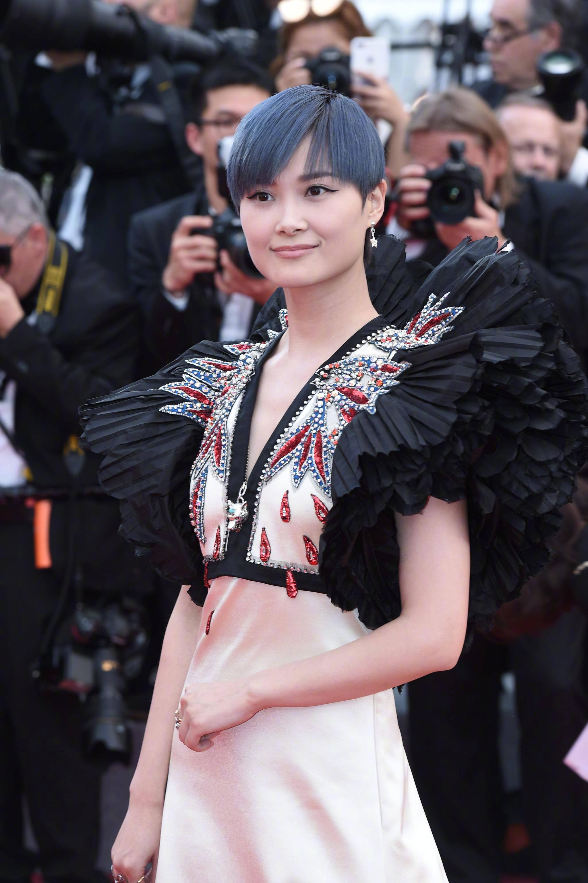 何洁|7位超女现状:李宇春患病,何洁卑微求上浪姐,还有一位被骗6亿!