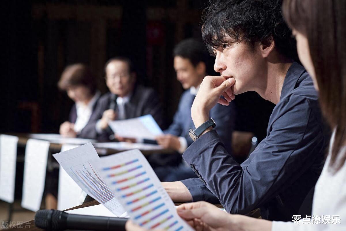 老领导退休开会抽烟，办公室主任说你没这待遇，隔月新领导出意外