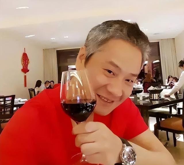 成名后抛弃妻女，为娶小8岁娇妻净身出户，如今前妻走红他变路人