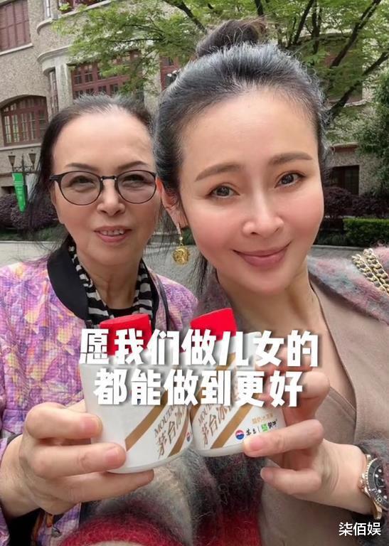 于明加 于明加带母亲逛街,脸部下垂眼皮耷拉,被指不化妆还没妈妈年轻
