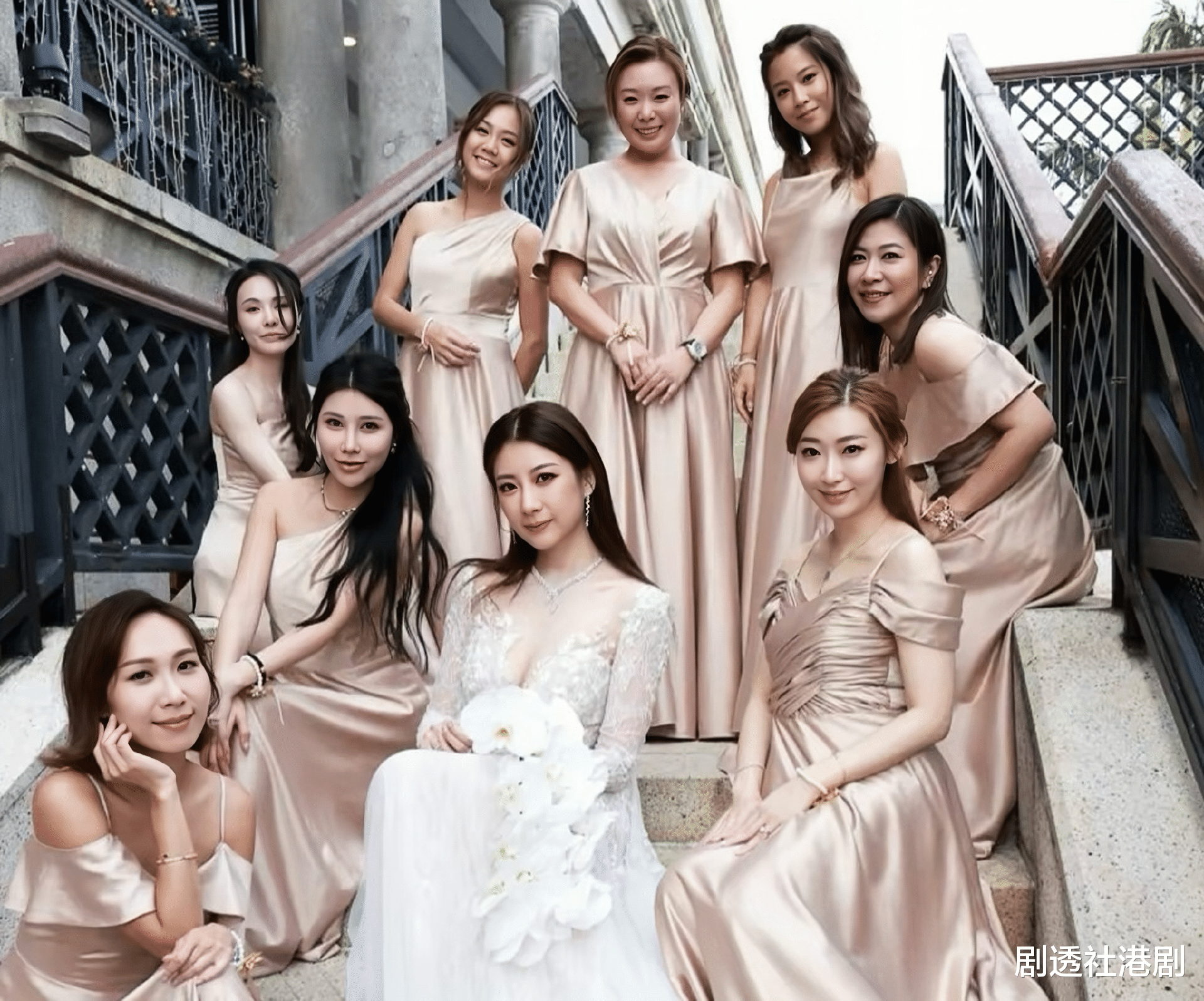 恭喜！39岁香港人气女星签字结婚，退圈多年依旧富贵，住豪宅开跑车