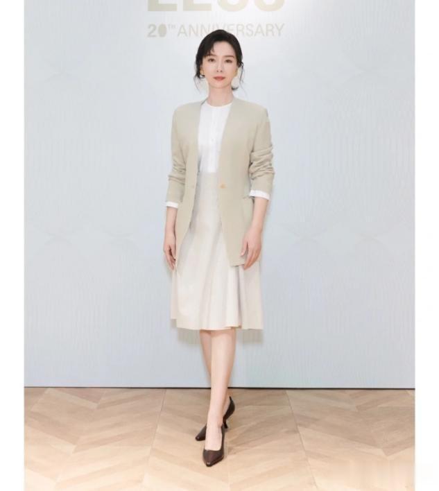 短发 陈数、袁泉告诉你:女人上了年纪,裙要长、发要短,美得优雅高级