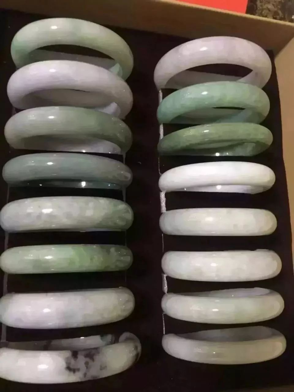 女子爱玉成痴，收藏130条翡翠手镯