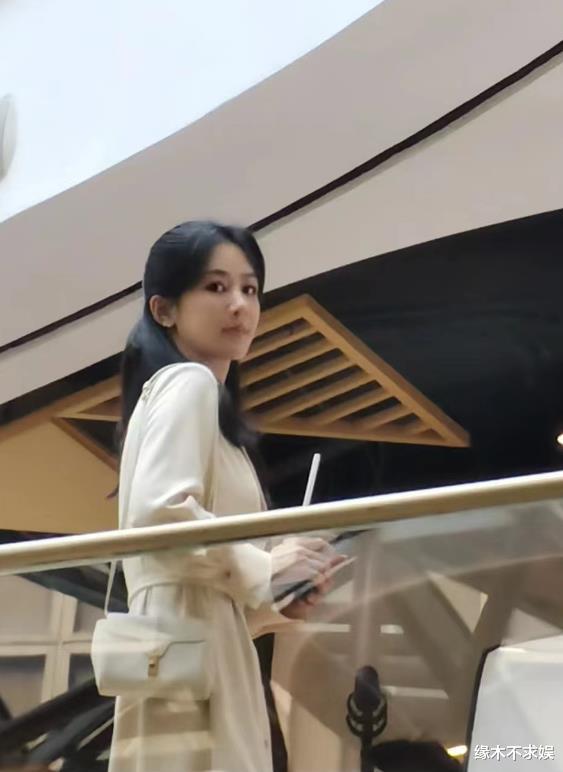 杨紫安徽农村拍戏被偶遇，真人又高又瘦，脚大被指穿40码鞋！