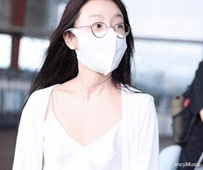 两位女明星现身乌镇，周冬雨被嘲普通，赵露思身高暴露缺点！