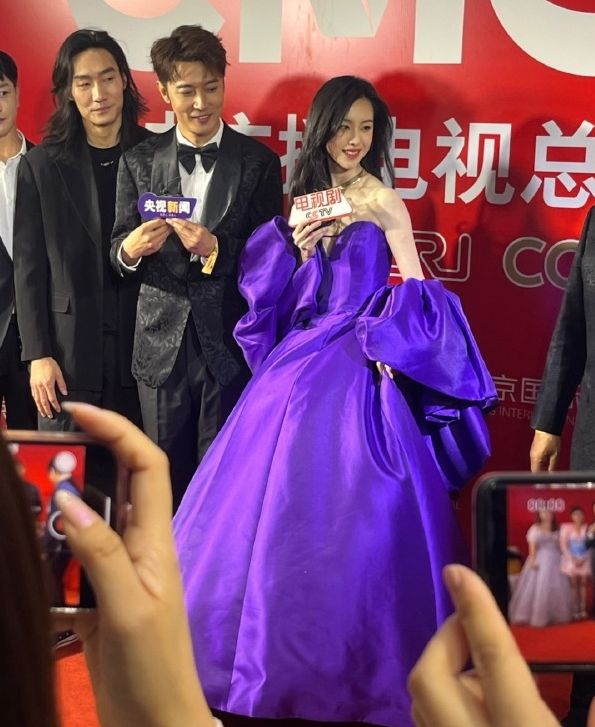 张雨绮|北影节开幕!张颂文单膝跪抱高叶,陈都灵礼服被撑开线!