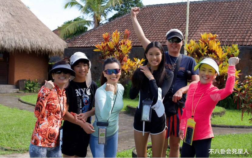 张庭14岁女儿:身材高挑不像爸妈,住2亿豪宅,一年学费33万