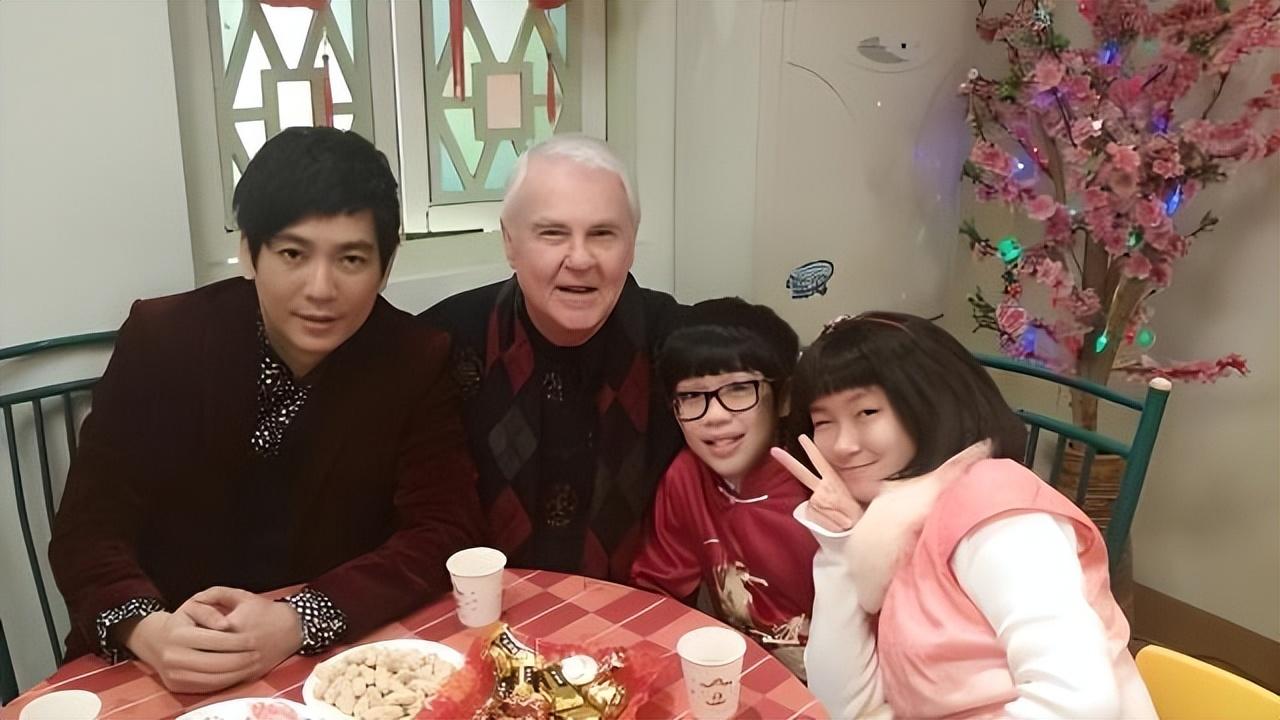 46岁康祈祖的悲剧人生:中年离婚成单身寡佬,一年内痛失两位父亲