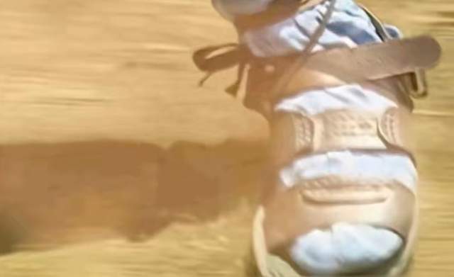 裤衩套头,花洒软管做头饰,小时候爱看的古装剧,妆造真的很离谱