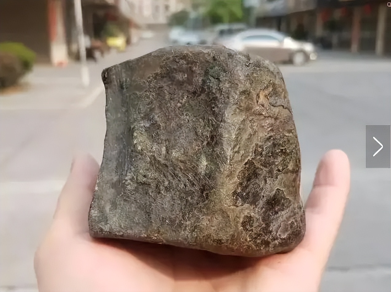 翡翠|新手玩多大的翡翠原石才合适？
