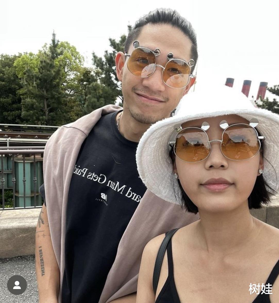 王祖贤|吴婉芳次子晒全家旅游照,55岁吴婉芳不显年纪,与俩子合照像兄妹