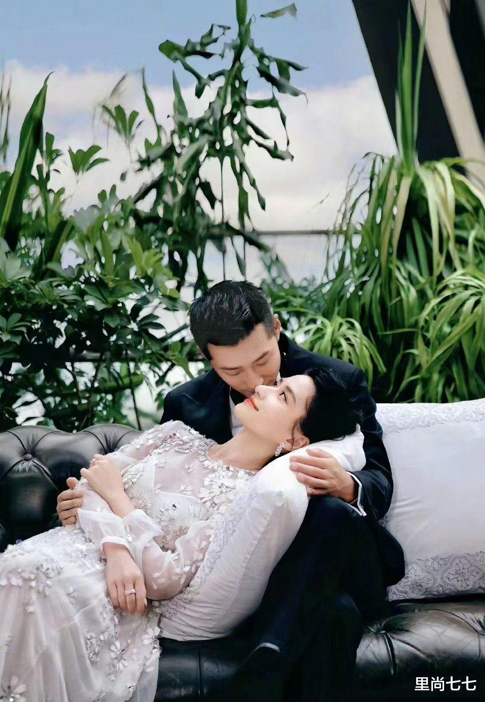 窦骁|窦骁妈妈比二太还美！俩亲家齐聚婚礼，窦妈妈蓝旗袍比二房还贵气