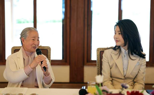 西装 韩国第一夫人越来越牛！独自在青瓦台招待午宴，米色新造型又嫩翻