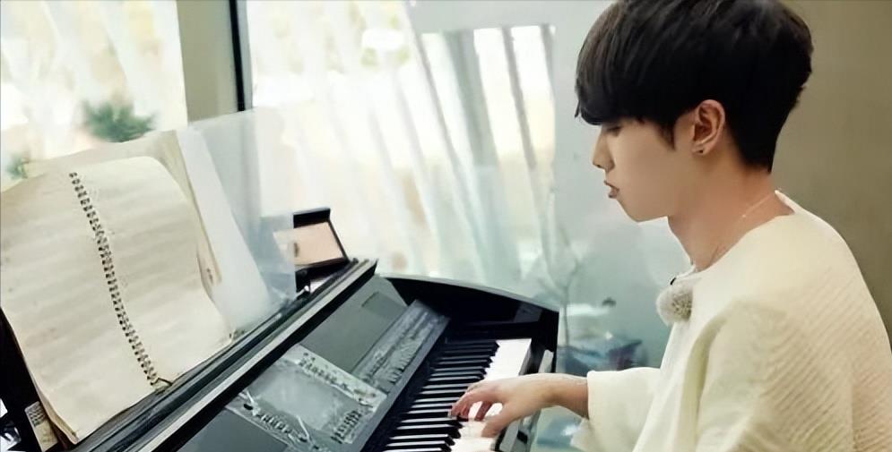 这一次，央视直接点名！名和利都“救不了”华晨宇了！