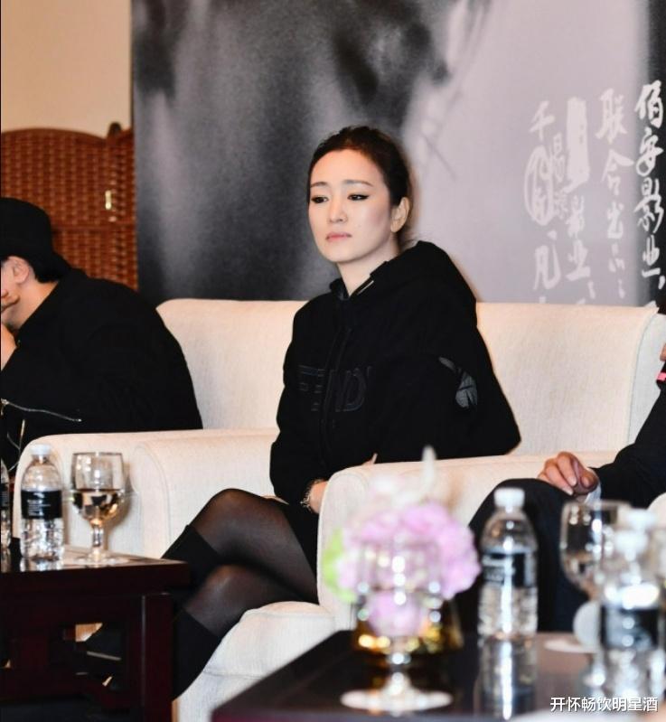 巩俐再现少女之心,黑色丝袜搭配卫衣连衣裙找到18岁的感觉!