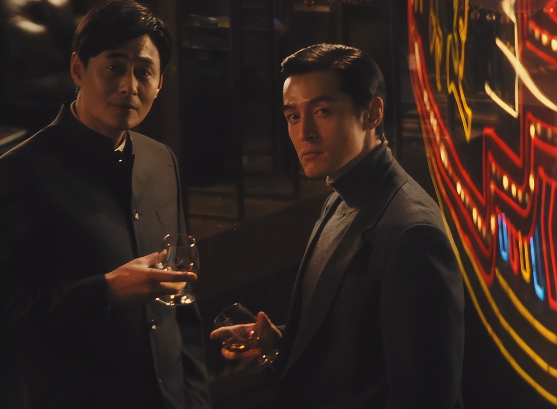 胡歌《繁花》，秦昊《三大队》各看4集，一个弃剧了，一个看上瘾