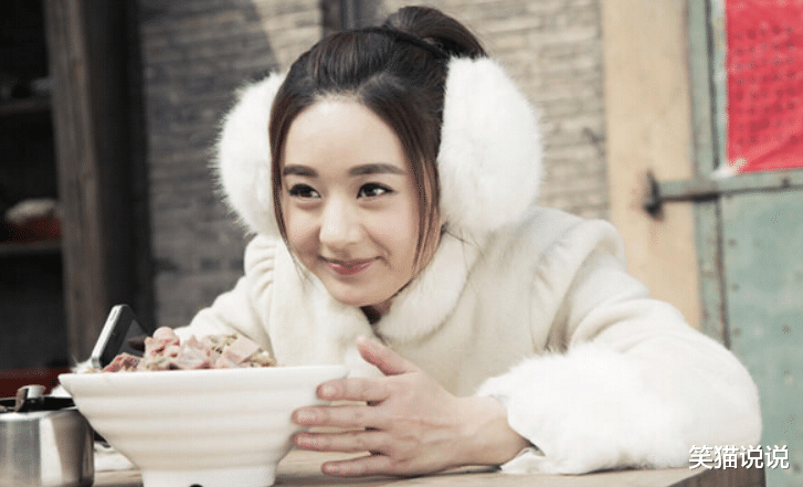 |赵丽颖工作室晒照：颖宝怀抱小狗好温柔，与宠物自拍好可爱！