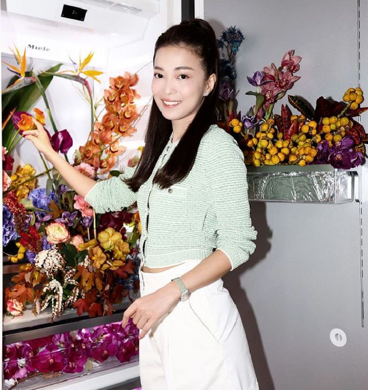 主持人变主播,风光出嫁又很快离婚,独自抚养儿子依旧事业有成