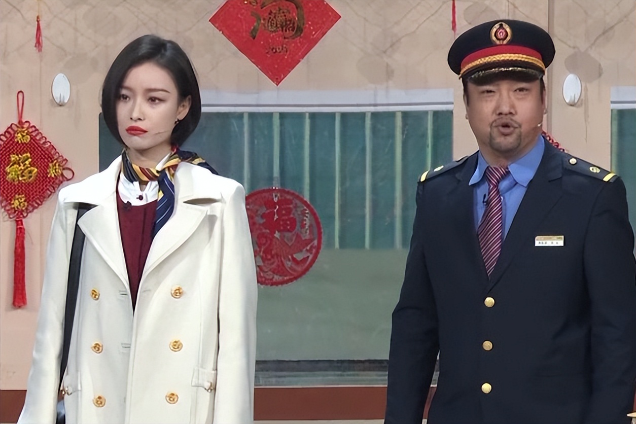 贾冰|多档综艺“封神”的贾冰，为什么到春晚就不灵了？看到后台有谁，秒懂