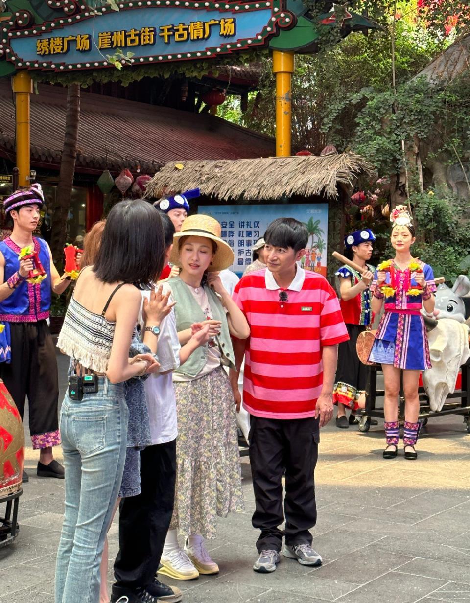 吴昕|吴昕维嘉合体录综艺,46岁维嘉抿嘴揪衣服显紧张