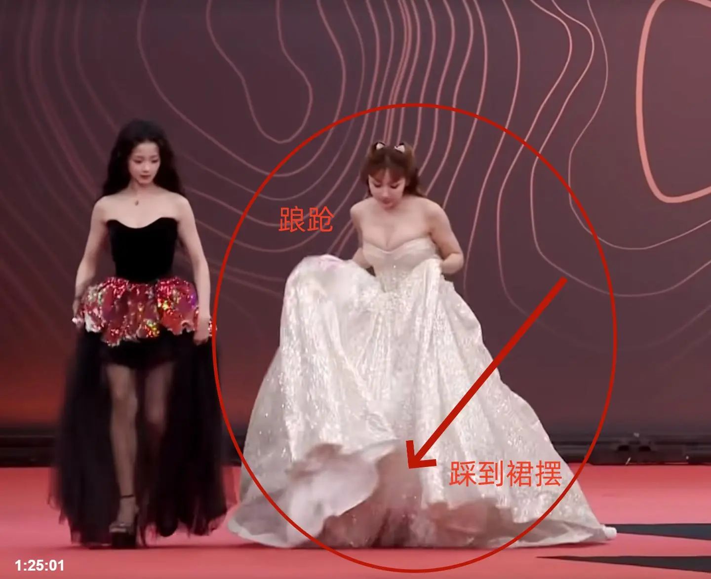 明星大赏名场面!踩箱子垫身高,摔跤流鼻血,抢头条1个比1个抓马