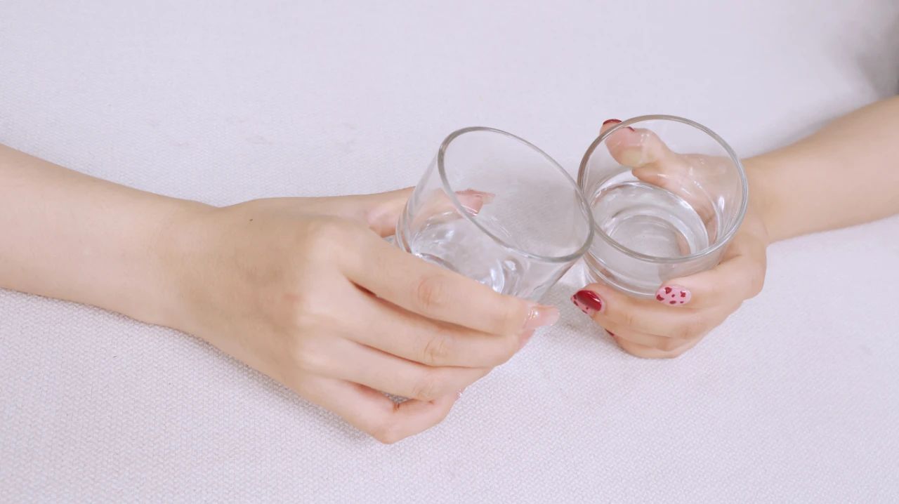 喝酒时做这3件事，或会使身体受到的伤害加倍，别不当回事