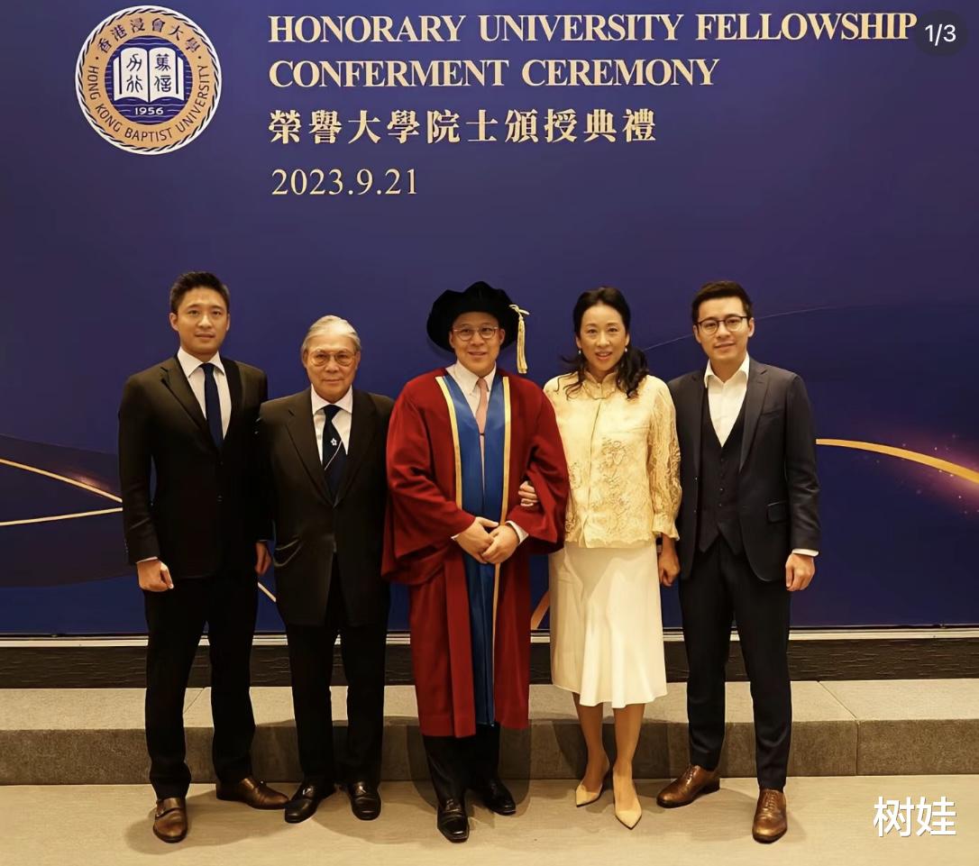 霍震霆朱玲玲罕见同框,与仨儿子全家福曝光,离婚19年仍保持往来