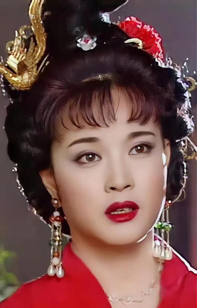 谭松韵|井柏然的“病态唇”，谭松韵的“时穿脸”，才是偶像剧的正向标杆