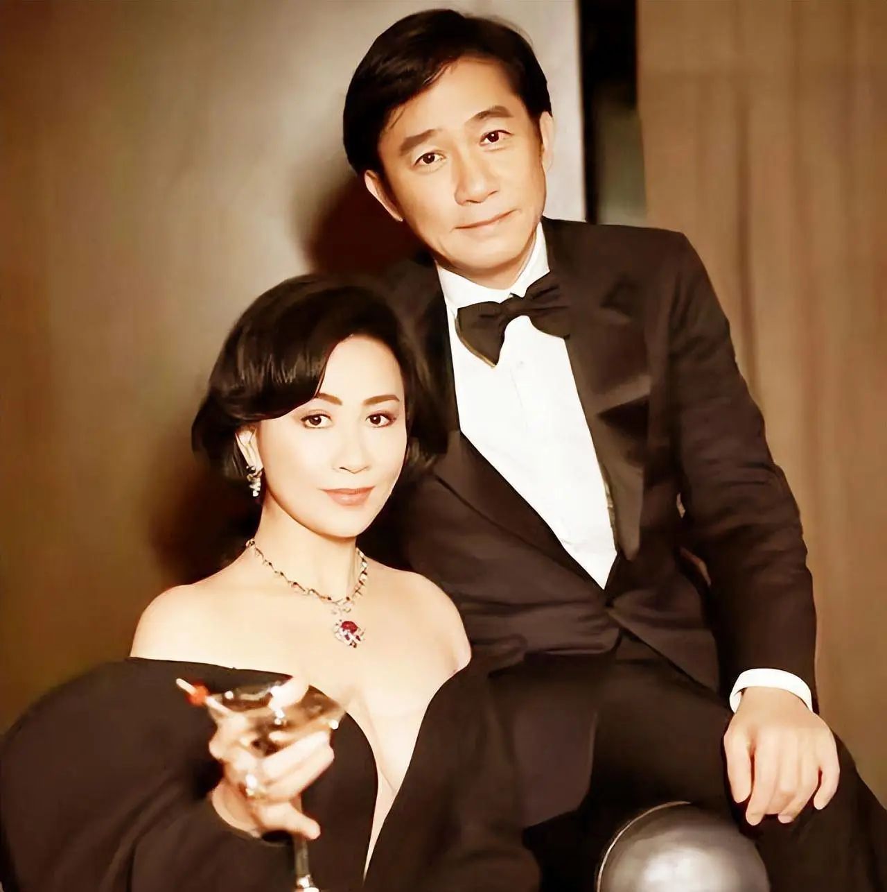 红极一时的陈庭威：爱情破碎后父亲离世，害怕变老62岁不敢结婚