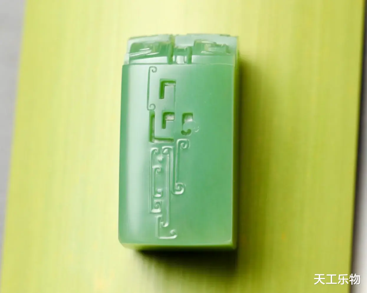 |不合群的和田玉碧玉！俄碧老坑料巧雕“古韵”！