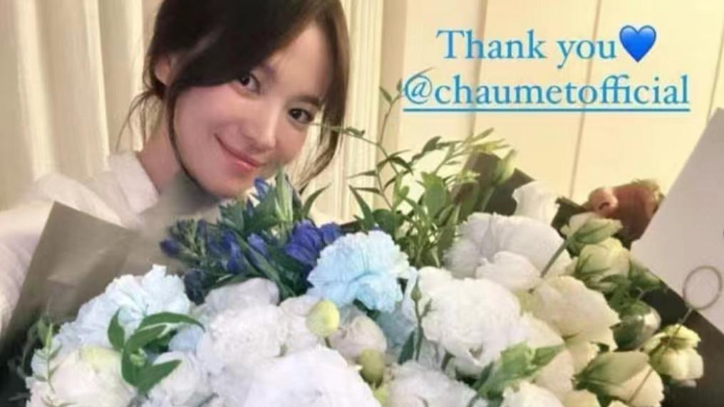 宋慧乔获奖后首晒自拍照：白衣束发气质佳，手捧鲜花笑得好温柔！