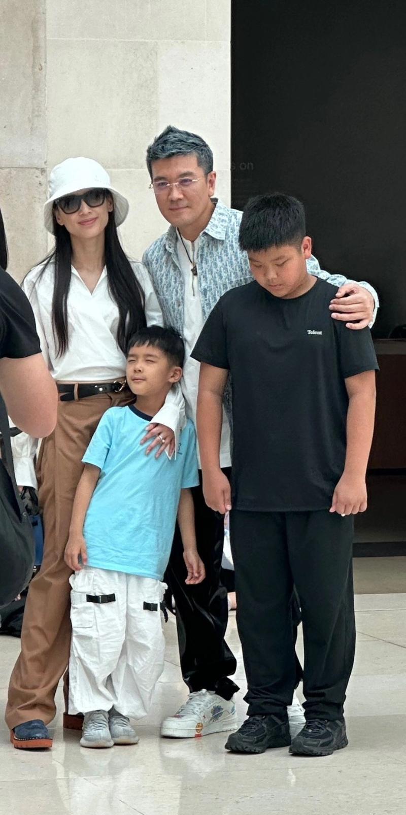 40岁黄圣依脱离滤镜真面貌曝光，一家四口甜蜜游伦敦被偶遇