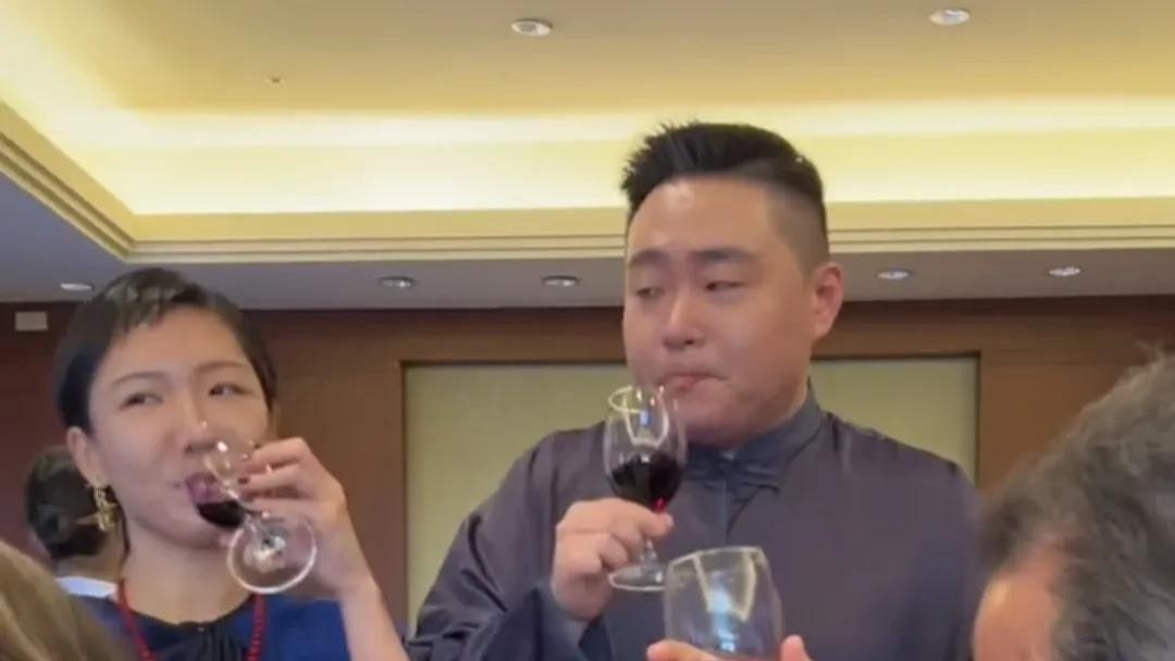 郝邵文|33岁童星郝劭文大婚，5桌宾客满座，7岁继女终于改口