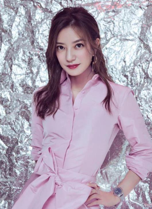 亲日辱华的赵薇现身机场,面部显老身材发福,身上淤青引网友议论