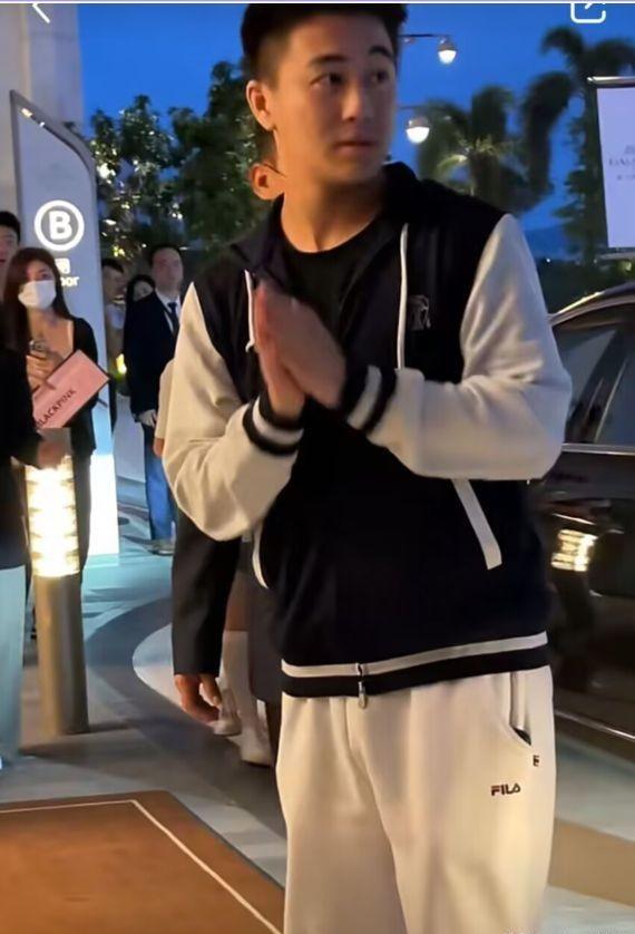 何猷君|何猷君与妹妹同框看演唱会，何超欣仪态遭吐槽，兄妹俩被指太爱玩