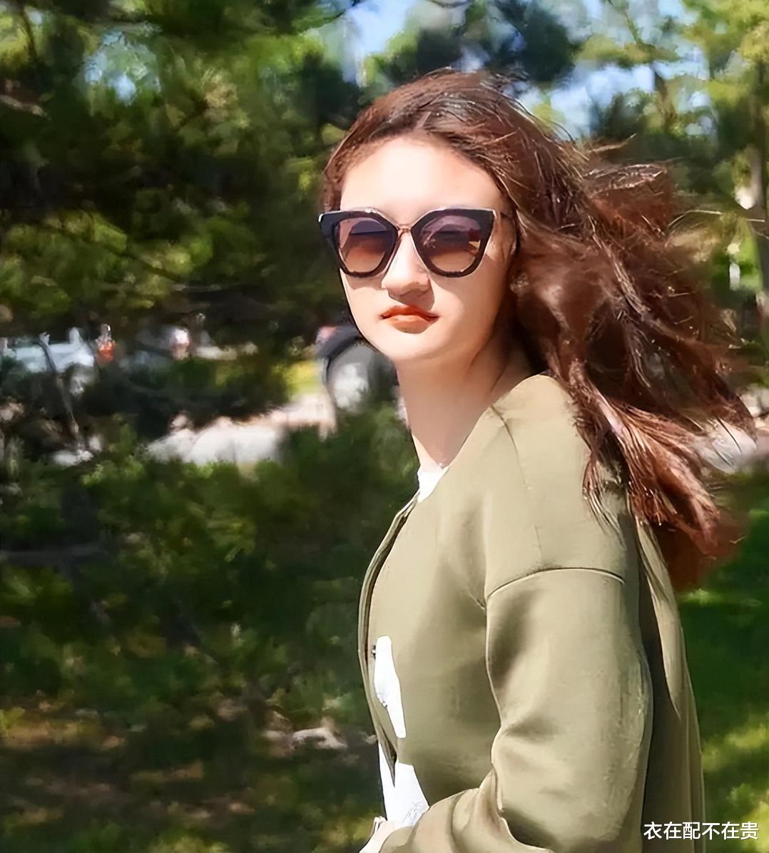 她6岁被成龙抱上春晚，长大后因“太丑”被嘲退圈，如今美到认不出