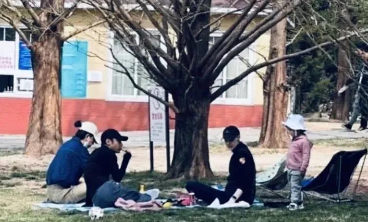 撒贝宁|撒贝宁带龙凤胎三亚度假!外籍老婆穿短裙白到发光,大长腿太吸睛