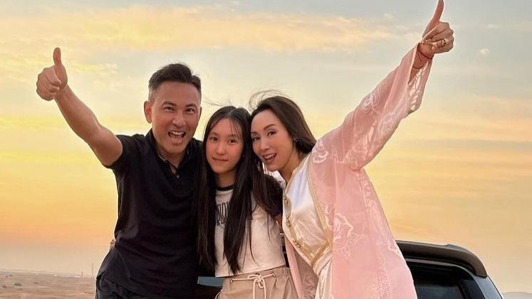 郭可盈晒迪拜沙漠度假照，和林文龙甜蜜接吻，13岁女儿亭亭玉立