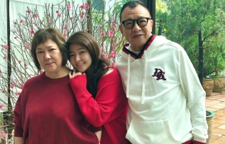 香港第一个开豪车的艺人,美女围绕不动心,只对离异带娃的她钟情