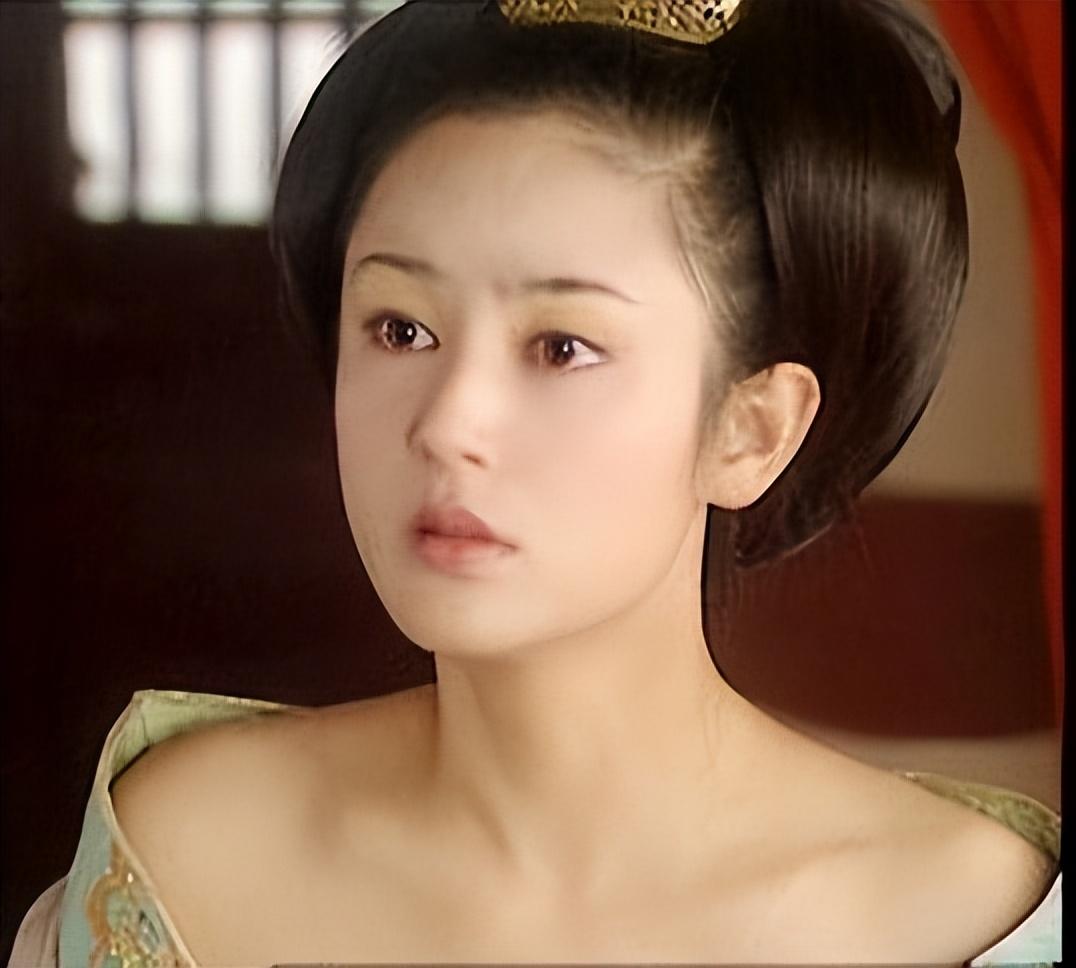 53岁陈红疑似整容失败,面部浮肿五官严重走形,什么模样?