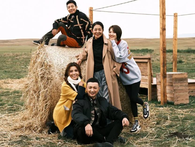 央视主持王冠重返舞台,尼格买提目不转睛,网友直言天生一对